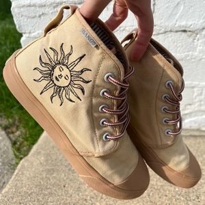 BANGS lunar high top
women’s size 5.5
fit tts
brand new without tags. worn once